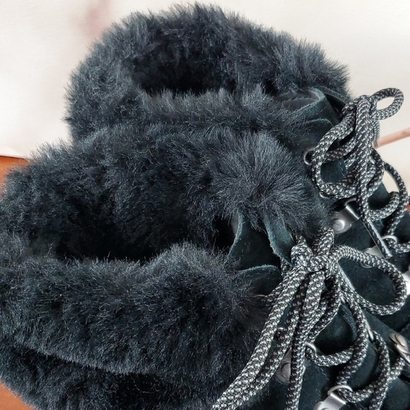 Koolaburra Black and Gray Winter Boots with Fur Lining - 11 - Picture 6 of 12